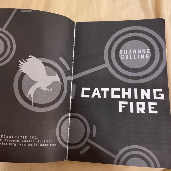 Hunger games catching fire by Suzanne Collins - Picture 4 of 4
